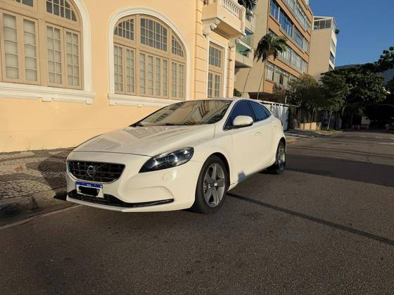 VOLVO V40 2.0 T4 MOMENTUM GASOLINA 4P AUTOMÁTICO